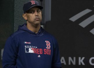 Medias Rojas de Boston despiden al director Alex Cora