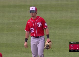 Iván Herrera llega a base en el primer partido del Spring Training 2021