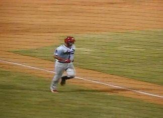 El prospecto Iván Herrera conecta enorme cuadrangular con las bases llenas